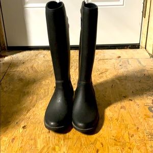 These are women’s rain boots size 8